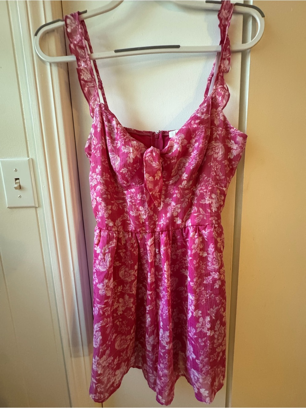 Francesca’s Kathy Floral Romper M Magenta Pink Tie Front Pockets